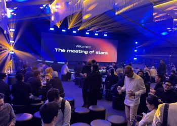 Ratusan Fans Padati Midnight Launch iPhone 17, Seperti Apa Kemeriahannya?