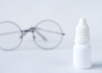 Batas Aman Pemakaian Obat Tetes Mata dan Risiko Salah Pemakaian