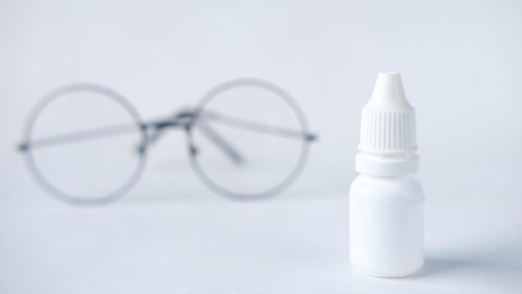 Batas Aman Pemakaian Obat Tetes Mata dan Risiko Salah Pemakaian