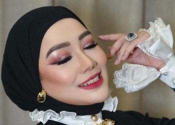 6 Potret Reza Artamevia Berhijab Hitam Mewah Saat Manggung dan Momong Cucu