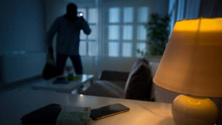 Maling di Bogor Sembunyi di Tumpukan Kardus Setelah Kepergok Mencuri