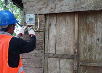 Warga Miskin di Banyuwangi Mendapatkan Sambungan Listrik Secara Gratis