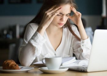 9 Tanda Kolesterol Tinggi di Kepala dan Penyebab yang Perlu Diwaspadai