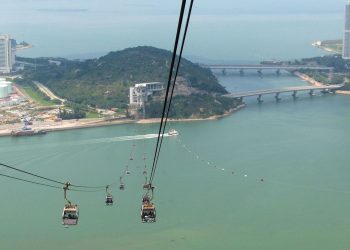Kereta Gantung Mogok, Turis Terombang-ambing di Udara