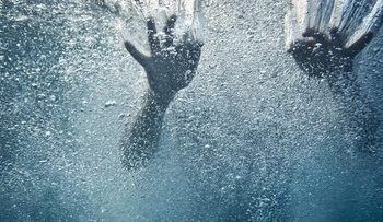 Turis China Dapat Pujian Karena Selamatkan Wanita Tenggelam dengan Nyawa Dipertaruhkan