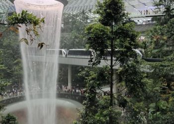 Polisi Selidiki Kematian Pelancong Jatuh Dekat Air Terjun di Bandara Changi