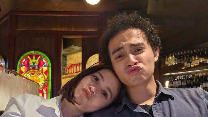 6 Potret Prilly Latuconsina dan Omara Esteghlal Kencan Manis dan Glamor di Gala Premier