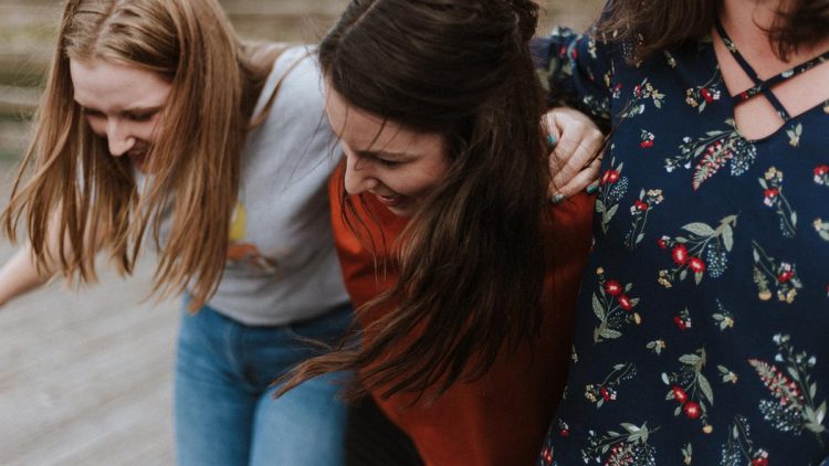 Konsumen Muda Lebih Memilih Tas daripada Makan di Restoran Cepat Saji