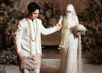 6 Momen Akad Nikah Fiki dan Tinandrose, Khidmat dengan Dekorasi Putih