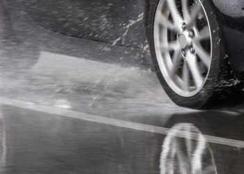 Waspadai Bahaya Aquaplaning saat Hujan dan Cara Mencegahnya agar Aman Berkendara