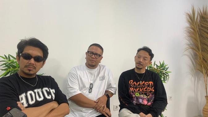 Lirik Lagu Rumit Kolaborasi Rocket Rockers Rizky Irmansyah Pesan Sederhana Cinta