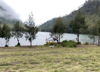 Pendaki Menghadapi Malam di Ranu Kumbolo Saat Erupsi Gunung Semeru
