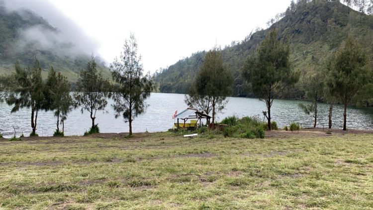 Pendaki Menghadapi Malam di Ranu Kumbolo Saat Erupsi Gunung Semeru