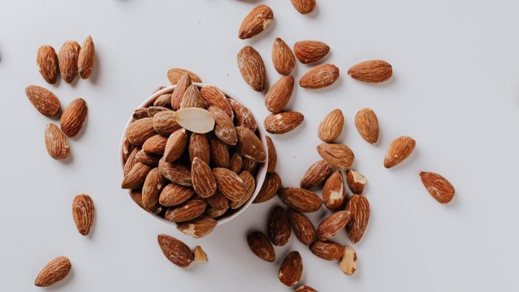 Kacang Tanah atau Almond, Mana yang Lebih Baik untuk Menurunkan Berat Badan?
