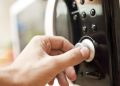 Dampak Memanaskan Makanan di Microwave