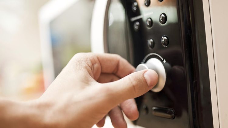 Dampak Memanaskan Makanan di Microwave