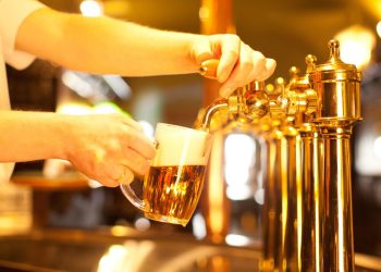 Minum Alkohol di Siang Hari Berisiko Didenda Rp4,7 Juta