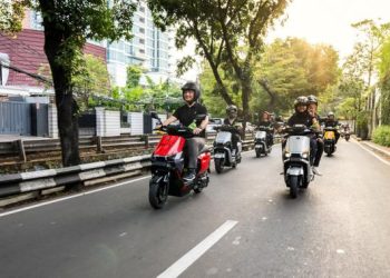 Tips Aman dan Nyaman Berkendara Motor Listrik saat Liburan Nataru