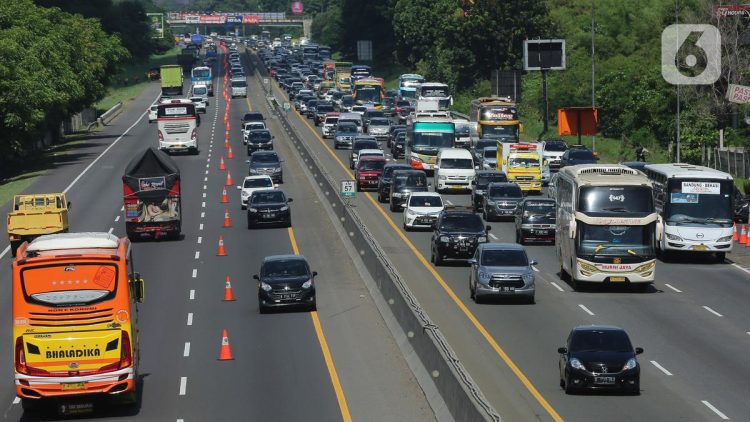 Contraflow Diterapkan di Tol Jakarta-Cikampek Atasi Kepadatan Lalu Lintas Libur Natal 2025