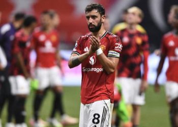 Manchester United bantah niat jual Bruno Fernandes, kapten tetap ingin bertahan.