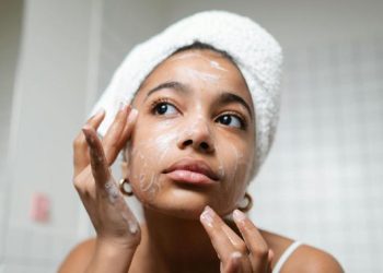 9 Mitos Tentang Kulit Berminyak yang Sering Salah Dipahami