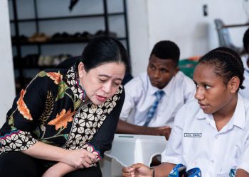 Puan Maharani Kunjungi Sekolah Anak Papua Pedalaman dan Dengarkan Harapan Pembangunan Daerah