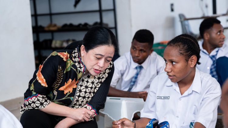Puan Maharani Kunjungi Sekolah Anak Papua Pedalaman dan Dengarkan Harapan Pembangunan Daerah