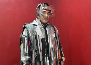 6 Gaya Unik King Nassar di Panggung, dari Nanas Raksasa hingga Nyanyi Sambil Panjat Tiang