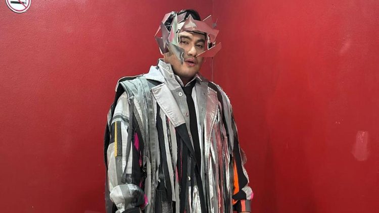 6 Gaya Unik King Nassar di Panggung, dari Nanas Raksasa hingga Nyanyi Sambil Panjat Tiang