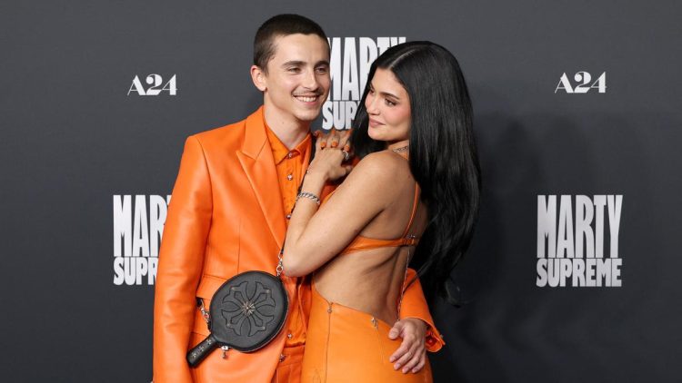 Kylie Jenner dan Timothee Chalamet Kenakan Busana Couple di Premiere Film Marty Supreme