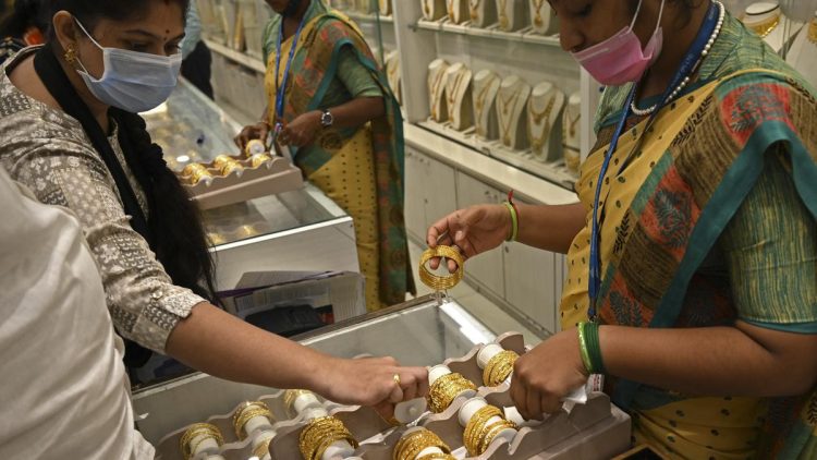 Harga Emas 24 Karat Hari Ini 27 Desember 2025 di Antam Pegadaian dan Hartadinata