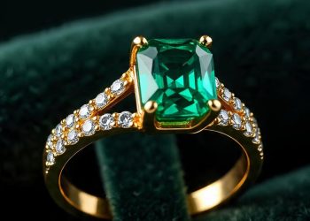 Pesona Cincin Tunangan Potongan Zamrud Simbol Klasik dan Elegan yang Mewah