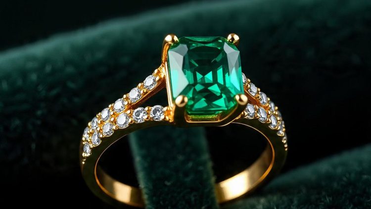Pesona Cincin Tunangan Potongan Zamrud Simbol Klasik dan Elegan yang Mewah
