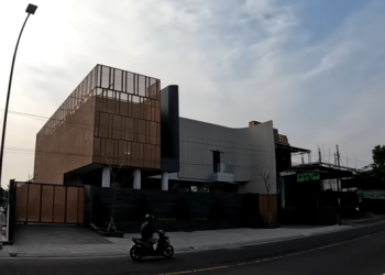 7 Potret Tampilan Depan Rumah di Ngawi dengan Kombinasi Batu Alam dan Tanaman