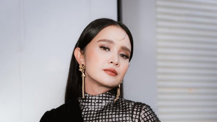 6 Gaya Michelle Ziudith di Gala Premiere Film Alas Roban Raih 176 Ribu Penonton Hari Pertama