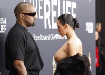 Bianca Censori Viral Lagi dengan Penampilan Absurd Manusia Furnitur