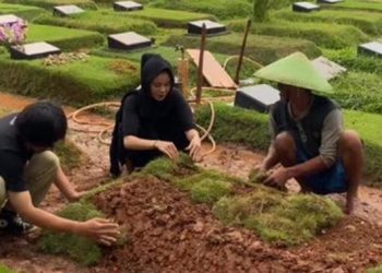 Karina Ranau Tidak Rayakan Tahun Baru, Memilih Hujan-hujanan Ziarah ke Makam Epy Kusnandar