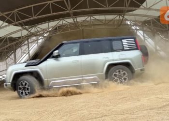 Menaklukkan Gurun Pasir Tertinggi di Dunia dengan Mobil Listrik Premium