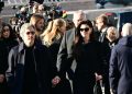 Jenazah Valentino Dimakamkan, Anne Hathaway dan Anna Wintour Tampil Muram Berbusana Hitam