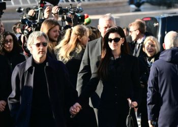 Jenazah Valentino Dimakamkan, Anne Hathaway dan Anna Wintour Tampil Muram Berbusana Hitam