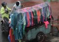 Hujan Bawa Berkah, Meraih Kekayaan dari Jualan Jas Hujan