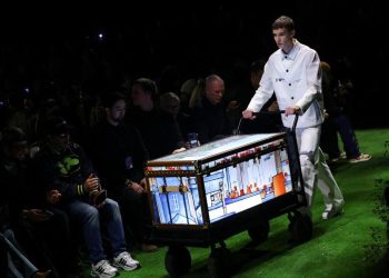 Gaya Kasual dari Paris Fashion Week dengan Sentuhan Elegan