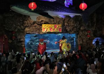 Atraksi Barongsai di Dalam Air Rayakan Imlek di Sea World Ancol